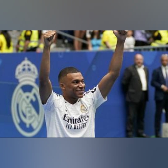 Mbappe Real Madrid 24/25 Home Jersey XL - Picture 9 of 9